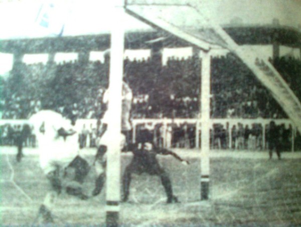 Imagen inédita del gol olímpico de Blacut en el estadio Picasso Peratta de Ica. Fue triunfo de Melgar por 0-1 ante Octavio Espinosa (Recorte: diario Correo de Arequipa)