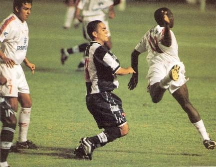 Marko Ciurlizza en acción ante LDU en enero de 2001. Esa noche, los ecuatorianos ganaron 2-3 en el Nacional de Lima al Alianza del centenario (Foto: revista El Gráfico Perú)