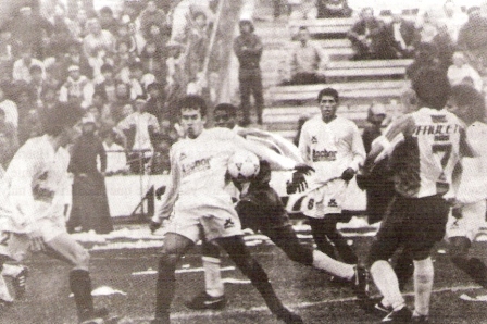Octubre de 1993: Reynoso pisa Matute por primera vez con camiseta de la 'U'. Los cremas ganarían 0-1 con gol de Baroni (Foto: Estadio, N° 61 p. 6)