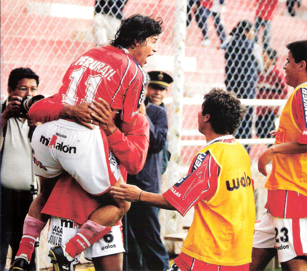 La roja de Cienciano fue la chompa que más veces vio celebrar las conquistas del 'Checho' Ibarra en lo que va de su carrera (Recorte: revista El Gráfico Perú)