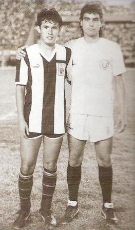 Enero de 1989: Reynoso y 'Chemo' del Solar, dos contemporáneos que se iban forjando como líderes con las camisetas de Alianza y Universitario, respectivamente (Foto: Don Balón Internacional Edición Perú, N° 5 p. 14)  
