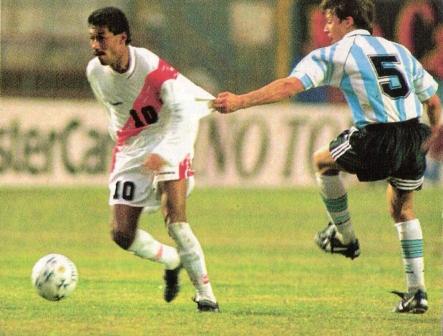El 'Chorri' Palacios escapándosele a Matías Almeyda en el 0-0 de las Eliminatorias hacia Francia '98 (Foto: revista El Gráfico Argentina)