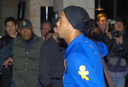 Ronaldinho arribando al Jorge Chávez en medio de las estupefactas miradas del público peruano (Foto: EFE)