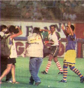 César Cueto vuelve al campo para el segundo tiempo de un partido de exhibición entre peruanos y extranjeros pese a haber sido previamente expulsado por el juez Tejada, 9 de febrero de 1998 (Foto: El Comercio)