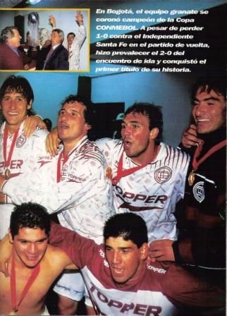 Diciembre de 1996: Lanús consigue el primer título de su historia, la Copa Conmebol de 1996, frente a Independiente Santa Fe en Bogotá (Recorte: El Gráfico Argentina, Nº 4027 p. 81)