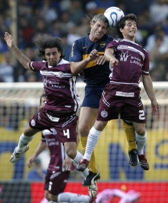 El gol de empate de Martín Palermo no bastó para que Boca evitara que Lanús le diera la vuelta olímpica en la cara en la propia 'Bombonera' (Foto: EFE)